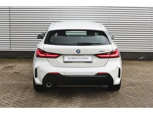 BMW 1 Serie 118i M Sport Automaat / Sportstoelen / Adaptieve LED / M Sportonderstel / Live Cockpit Profession... ActivLease financial lease
