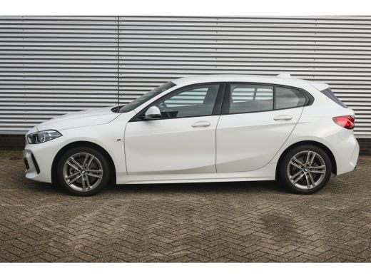 BMW 1 Serie 118i M Sport Automaat / Sportstoelen / Adaptieve LED / M Sportonderstel / Live Cockpit Profession... ActivLease financial lease