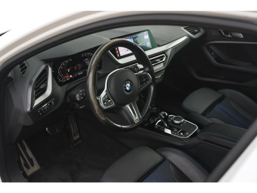BMW 1 Serie 118i M Sport Automaat / Sportstoelen / Adaptieve LED / M Sportonderstel / Live Cockpit Profession... ActivLease financial lease