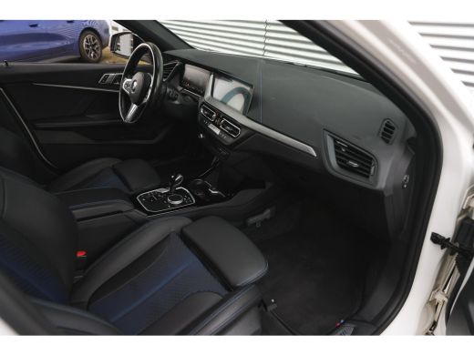 BMW 1 Serie 118i M Sport Automaat / Sportstoelen / Adaptieve LED / M Sportonderstel / Live Cockpit Profession... ActivLease financial lease
