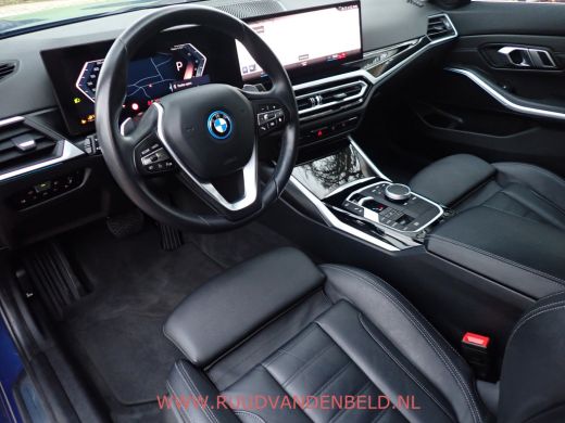 BMW 3 Serie Touring 320e FACELIFT 19''/WIDESCREEN/CAMERA/CARPLAY/KEYLESS/SFEERVERLICHTING ActivLease financial lease