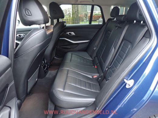 BMW 3 Serie Touring 320e FACELIFT 19''/WIDESCREEN/CAMERA/CARPLAY/KEYLESS/SFEERVERLICHTING ActivLease financial lease