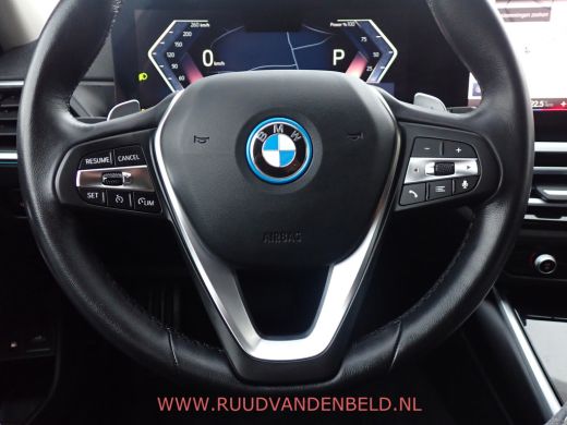 BMW 3 Serie Touring 320e FACELIFT 19''/WIDESCREEN/CAMERA/CARPLAY/KEYLESS/SFEERVERLICHTING ActivLease financial lease