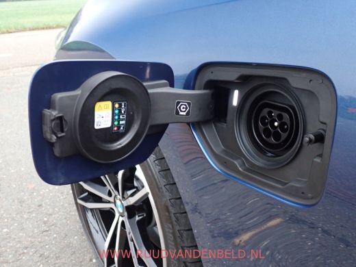 BMW 3 Serie Touring 320e FACELIFT 19''/WIDESCREEN/CAMERA/CARPLAY/KEYLESS/SFEERVERLICHTING ActivLease financial lease