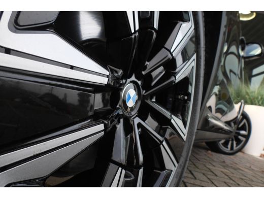 BMW iX3 High Executive / Trekhaak / Sportstoelen / Comfort Access / Adaptieve LED / Parking Assistant Plu... ActivLease financial lease