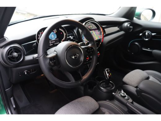 Mini Cooper S Cooper S Classic Automaat / Sportstoelen / Stoelverwarming / LED / Achteruitrijcamera / Cruise Co... ActivLease financial lease