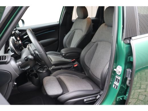 Mini Cooper S Cooper S Classic Automaat / Sportstoelen / Stoelverwarming / LED / Achteruitrijcamera / Cruise Co... ActivLease financial lease