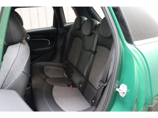 Mini Cooper S Cooper S Classic Automaat / Sportstoelen / Stoelverwarming / LED / Achteruitrijcamera / Cruise Co... ActivLease financial lease