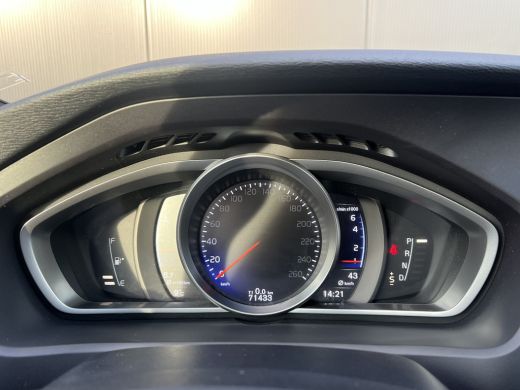 Volvo  V40 T3 Polar+ Sport | Panoramadak | Trekhaak | Stoelverwarming | Cruise control | Camera | Harman Kar... ActivLease financial lease