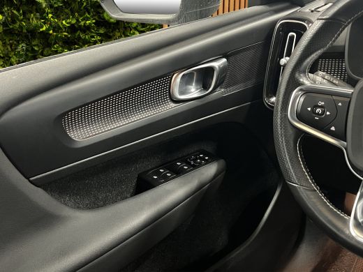 Volvo  XC40 Recharge P8 AWD R-Design | Trekhaak | Camera | Panoramadak | Stuur/stoelverwarming | Pilot Assist ActivLease financial lease