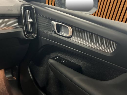 Volvo  XC40 Recharge P8 AWD R-Design | Trekhaak | Camera | Panoramadak | Stuur/stoelverwarming | Pilot Assist ActivLease financial lease