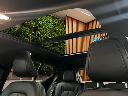 Volvo  XC40 Recharge P8 AWD R-Design | Trekhaak | Camera | Panoramadak | Stuur/stoelverwarming | Pilot Assist ActivLease financial lease