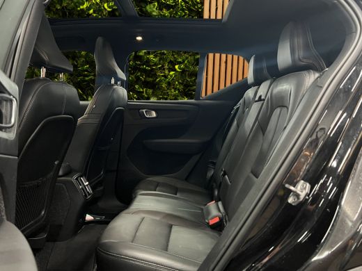 Volvo  XC40 Recharge P8 AWD R-Design | Trekhaak | Camera | Panoramadak | Stuur/stoelverwarming | Pilot Assist ActivLease financial lease