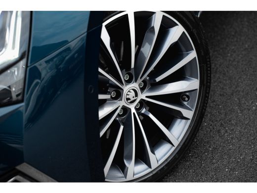 Skoda Superb Combi 1.4 TSI 218pk PHEV Laurin & Klement | Panoramadak | Trekhaak | Leder | Keyless | Stoelen El... ActivLease financial lease