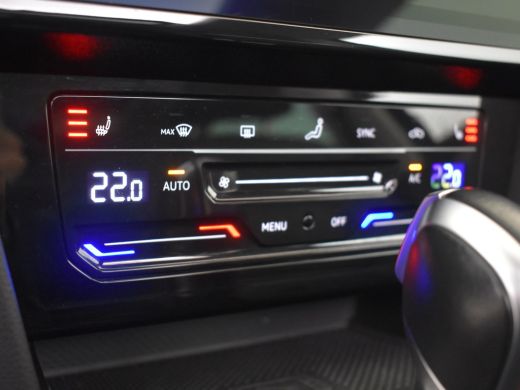 Volkswagen Passat Variant GTE Business 218pk | Panorama dak | Trekhaak | Head-up display | Dodehoekdetectie | Leder... ActivLease financial lease