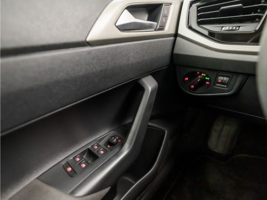 Volkswagen Polo 1.0 TSI Sportline Automaat (APPLE CARPLAY, GROOT NAVI, LM VELGEN, SPORTSTOELEN, PARKEERSENSOREN, ... ActivLease financial lease