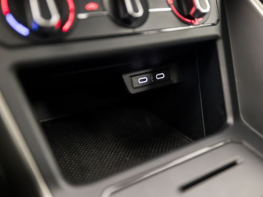 Volkswagen Polo 1.0 TSI Sportline Automaat (APPLE CARPLAY, GROOT NAVI, LM VELGEN, SPORTSTOELEN, PARKEERSENSOREN, ... ActivLease financial lease