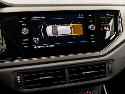 Volkswagen Polo 1.0 TSI Sportline Automaat (APPLE CARPLAY, GROOT NAVI, LM VELGEN, SPORTSTOELEN, PARKEERSENSOREN, ... ActivLease financial lease