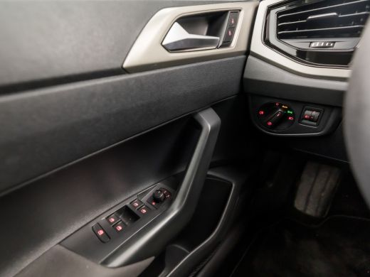 Volkswagen Polo 1.0 TSI Sportline Automaat (GROOT NAVI, ADAPTIVE CRUISE, PARKEERSENSOREN, SPORTSTOELEN, LM VELGEN... ActivLease financial lease