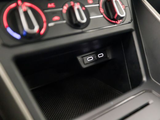 Volkswagen Polo 1.0 TSI Sportline Automaat (GROOT NAVI, ADAPTIVE CRUISE, PARKEERSENSOREN, SPORTSTOELEN, LM VELGEN... ActivLease financial lease