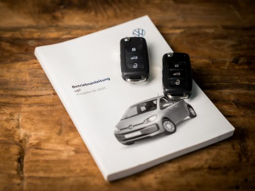 Volkswagen up! 1.0 Sport (STOELVERWARMING, CLIMATE, CAMERA, CRUISE, ZWART HEMEL, SPORTSTOELEN, LM VELGEN, PARKEE... ActivLease financial lease