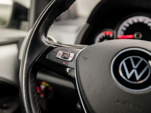 Volkswagen up! 1.0 Sport (STOELVERWARMING, CLIMATE, CAMERA, CRUISE, ZWART HEMEL, SPORTSTOELEN, LM VELGEN, PARKEE... ActivLease financial lease