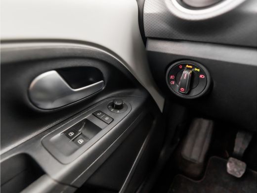 Volkswagen up! 1.0 Sport (STOELVERWARMING, CLIMATE, CAMERA, CRUISE, ZWART HEMEL, SPORTSTOELEN, LM VELGEN, PARKEE... ActivLease financial lease