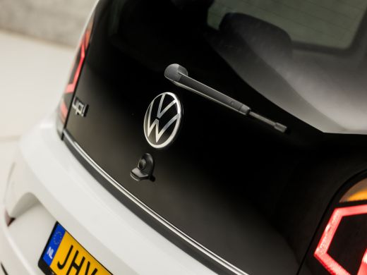 Volkswagen up! 1.0 Sport (STOELVERWARMING, CLIMATE, CAMERA, CRUISE, ZWART HEMEL, SPORTSTOELEN, LM VELGEN, PARKEE... ActivLease financial lease