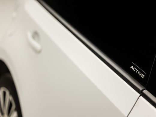 Volkswagen up! 1.0 Sport (STOELVERWARMING, CLIMATE, CAMERA, CRUISE, ZWART HEMEL, SPORTSTOELEN, LM VELGEN, PARKEE... ActivLease financial lease