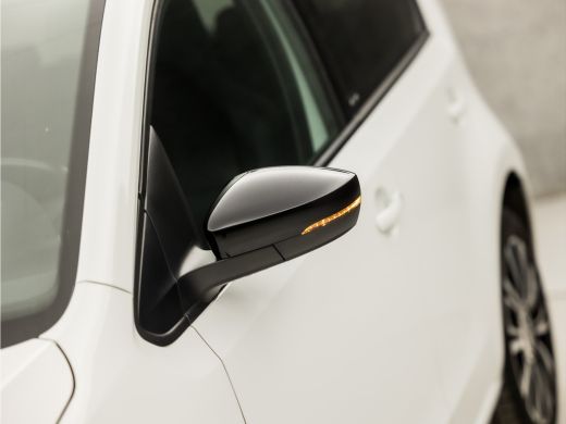 Volkswagen up! 1.0 Sport (STOELVERWARMING, CLIMATE, CAMERA, CRUISE, ZWART HEMEL, SPORTSTOELEN, LM VELGEN, PARKEE... ActivLease financial lease