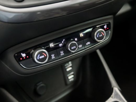 Opel Crossland X 1.2 Turbo Innovation (APPLE CARPLAY, GROOT NAVI, CLIMATE, KEYLESS, STUUR/STOELVERWARMING, LEDER, ... ActivLease financial lease