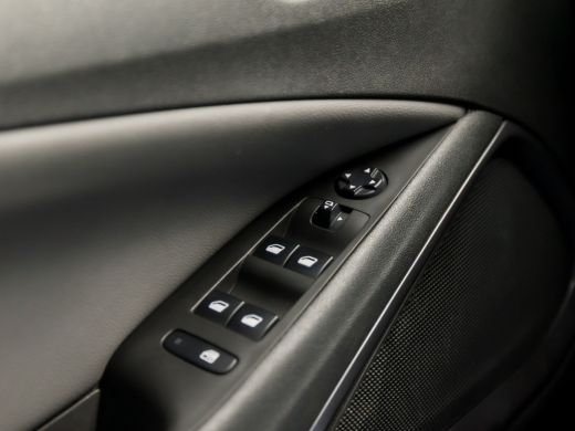 Opel Crossland X 1.2 Turbo Innovation (APPLE CARPLAY, GROOT NAVI, CLIMATE, KEYLESS, STUUR/STOELVERWARMING, LEDER, ... ActivLease financial lease