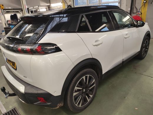 Peugeot 2008 1.2 PureTech GT Pack | Achterbank in delen neerklapbaar | Achteruitrijcamera | Airco (automatisch) ActivLease financial lease