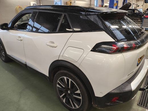 Peugeot 2008 1.2 PureTech GT Pack | Achterbank in delen neerklapbaar | Achteruitrijcamera | Airco (automatisch) ActivLease financial lease