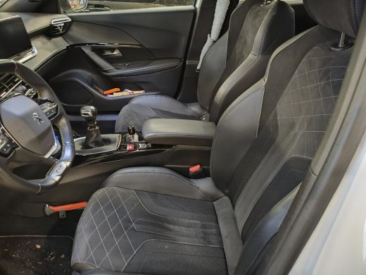 Peugeot 2008 1.2 PureTech GT Pack | Achterbank in delen neerklapbaar | Achteruitrijcamera | Airco (automatisch) ActivLease financial lease