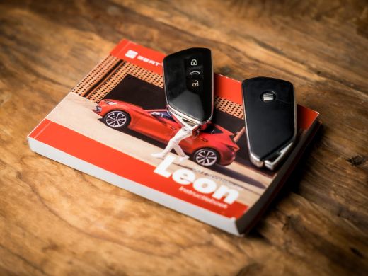 Seat Leon 1.4 TSI eHybrid PHEV FR 204Pk Automaat (APPLE CARPLAY, GROOT NAVI, CAMERA, SFEERVERLICHTING, LEDE... ActivLease financial lease