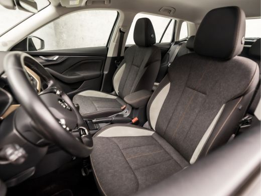 Skoda Kamiq 1.0 TSI Sport (APPLE CARPLAY, CLIMATE, STOELVERWARMING, KEYLESS, SPORTSTOELEN, LED KOPLAMPEN, LM ... ActivLease financial lease