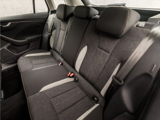 Skoda Kamiq 1.0 TSI Sport (APPLE CARPLAY, CLIMATE, STOELVERWARMING, KEYLESS, SPORTSTOELEN, LED KOPLAMPEN, LM ... ActivLease financial lease