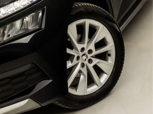 Skoda Kamiq 1.0 TSI Sport (APPLE CARPLAY, CLIMATE, STOELVERWARMING, KEYLESS, SPORTSTOELEN, LED KOPLAMPEN, LM ... ActivLease financial lease