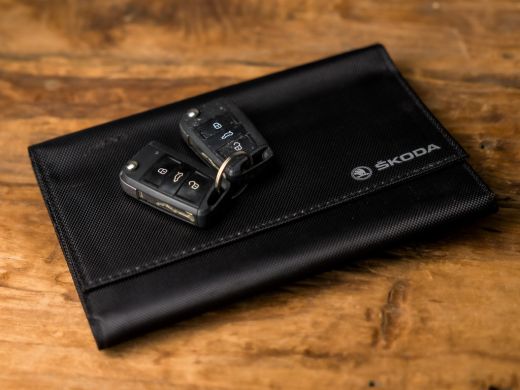 Skoda Kamiq 1.0 TSI Sport (APPLE CARPLAY, CLIMATE, STOELVERWARMING, KEYLESS, SPORTSTOELEN, LED KOPLAMPEN, LM ... ActivLease financial lease