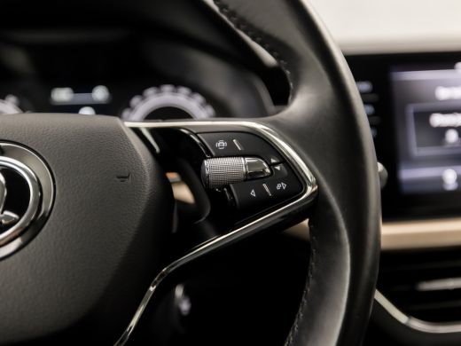 Skoda Kamiq 1.0 TSI Sport (APPLE CARPLAY, CLIMATE, STOELVERWARMING, KEYLESS, SPORTSTOELEN, LED KOPLAMPEN, LM ... ActivLease financial lease