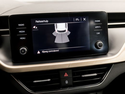 Skoda Kamiq 1.0 TSI Sport (APPLE CARPLAY, CLIMATE, STOELVERWARMING, KEYLESS, SPORTSTOELEN, LED KOPLAMPEN, LM ... ActivLease financial lease