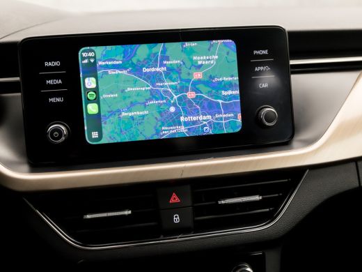 Skoda Kamiq 1.0 TSI Sport (APPLE CARPLAY, CLIMATE, STOELVERWARMING, KEYLESS, SPORTSTOELEN, LED KOPLAMPEN, LM ... ActivLease financial lease