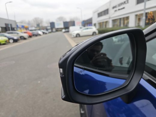 Toyota C-HR 2.0 Plug-in Hybrid 220 Dynamic ActivLease financial lease