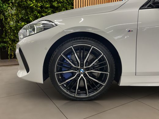 BMW 1 Serie 118i High Executive Edition | M-sport Plus | M-stoelen | Head-up | Leer | DAB | LED | Elek. klep ... ActivLease financial lease