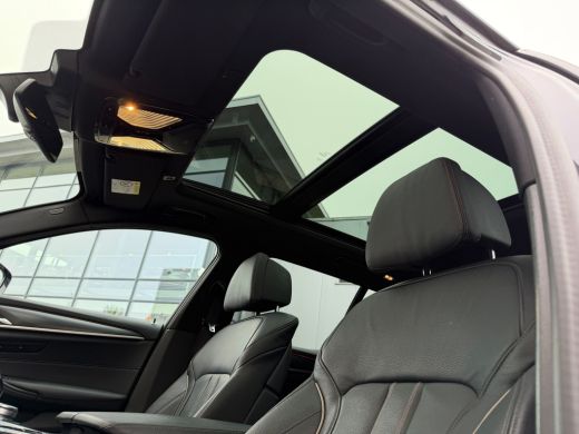 BMW 5 Serie Touring 520i Business Edition Plus M Sport-Pano-19"-Head up-Trekhaak-Leer ActivLease financial lease