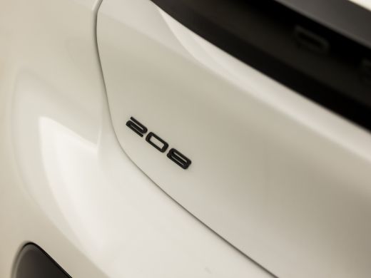 Peugeot 208 1.2 PureTech Allure Pack Sport (FACELIFT, GROOT NAVI, APPLE CARPLAY, SFEERVERLICHTING, CLIMATE, C... ActivLease financial lease