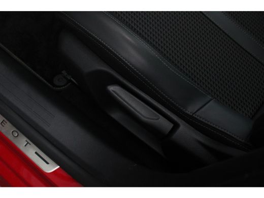 Peugeot 208 1.2 PureTech GT-Line | Automaat | Navigatie | Camera | Panoramadak | Full LED | Trekhaak | 25.000... ActivLease financial lease