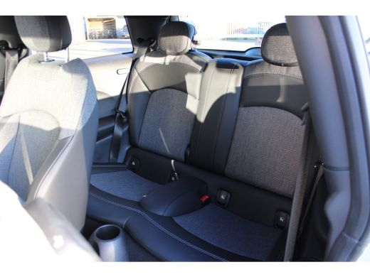 Mini 3-Deurs 3-deurs 1.5 Cooper Business Edition | Zwart dak | Cruise Control | Stoelverwarming | | Afwijkende... ActivLease financial lease