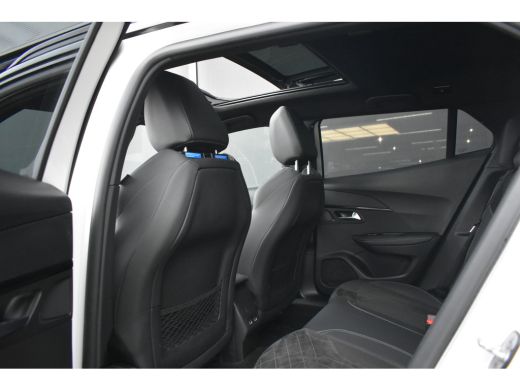 Peugeot e-2008 EV GT Pack 50 kWh 3 Fase 93%SOH | Schuif-/Kanteldak | Adaptive Cruise | Dodehoek-Detectie | Alcan... ActivLease financial lease